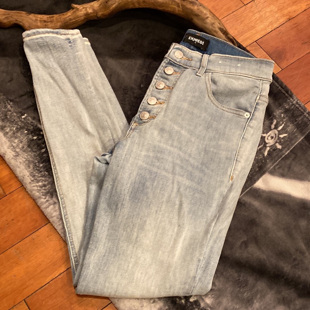 Express. Stretch. Denim perfect. Ankle legging. High rise.
Size 4R.
